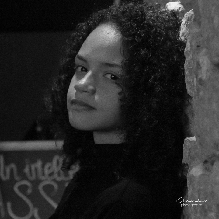Portrait artiste noir et blanc mélancolique musique