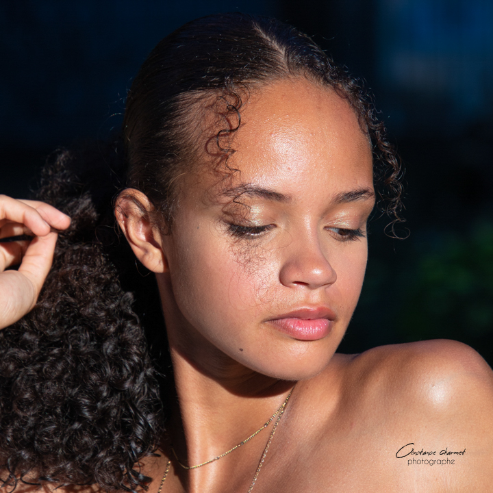 Portrait féminin artistique – maquillage photographie naturelle en Occitanie