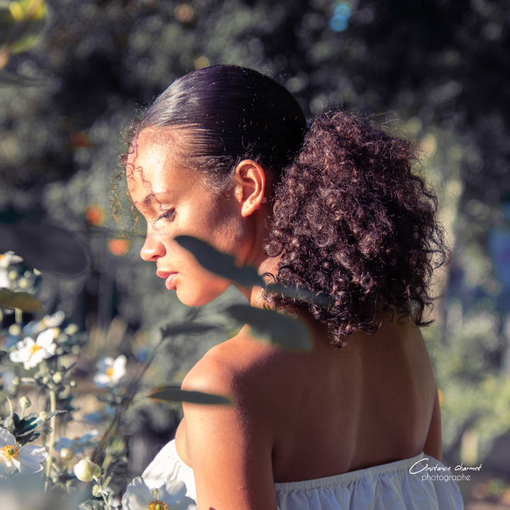 Portrait artistique en lumière naturelle nature – photographe artistes Occitanie