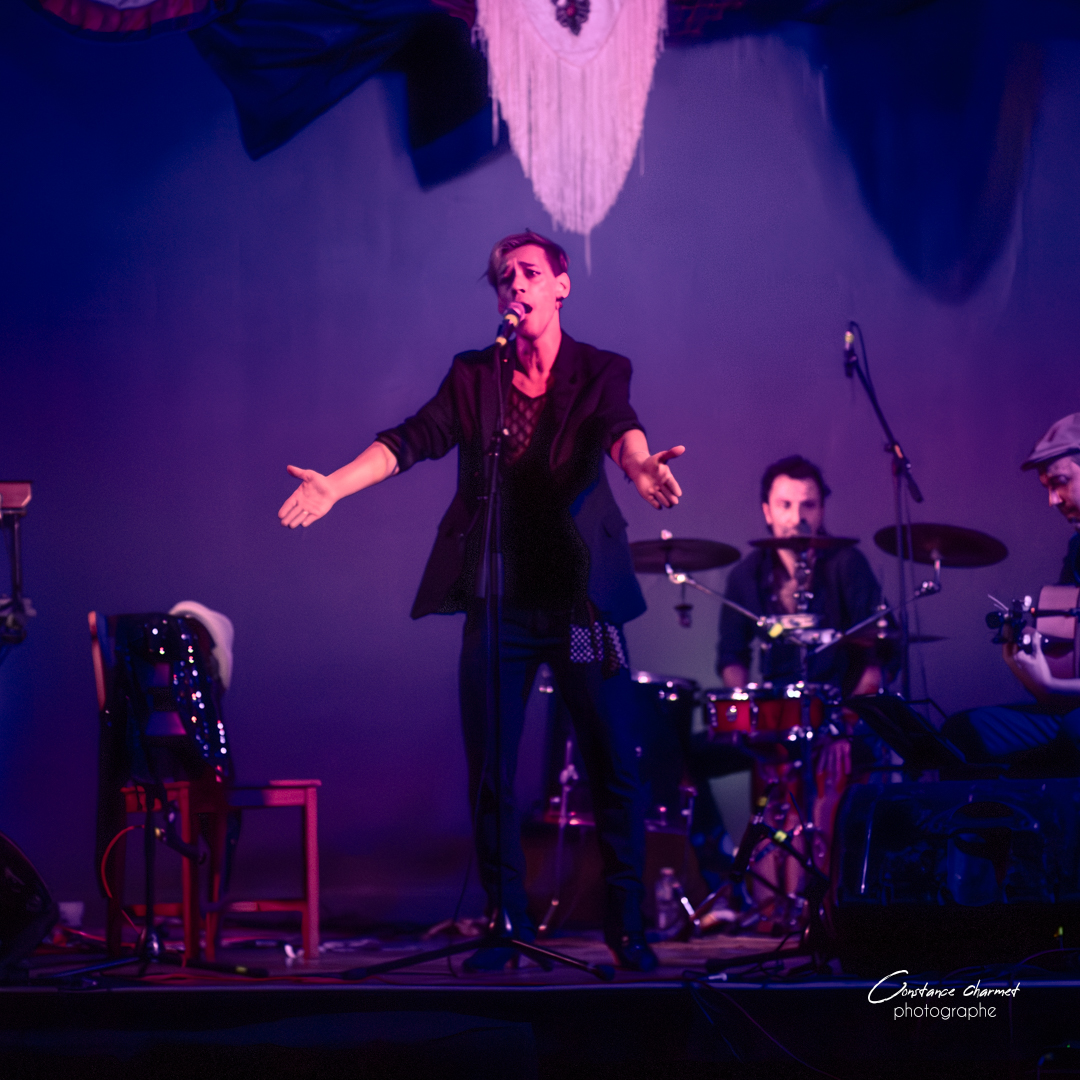 Portrait artiste en représentation – lumière de scène