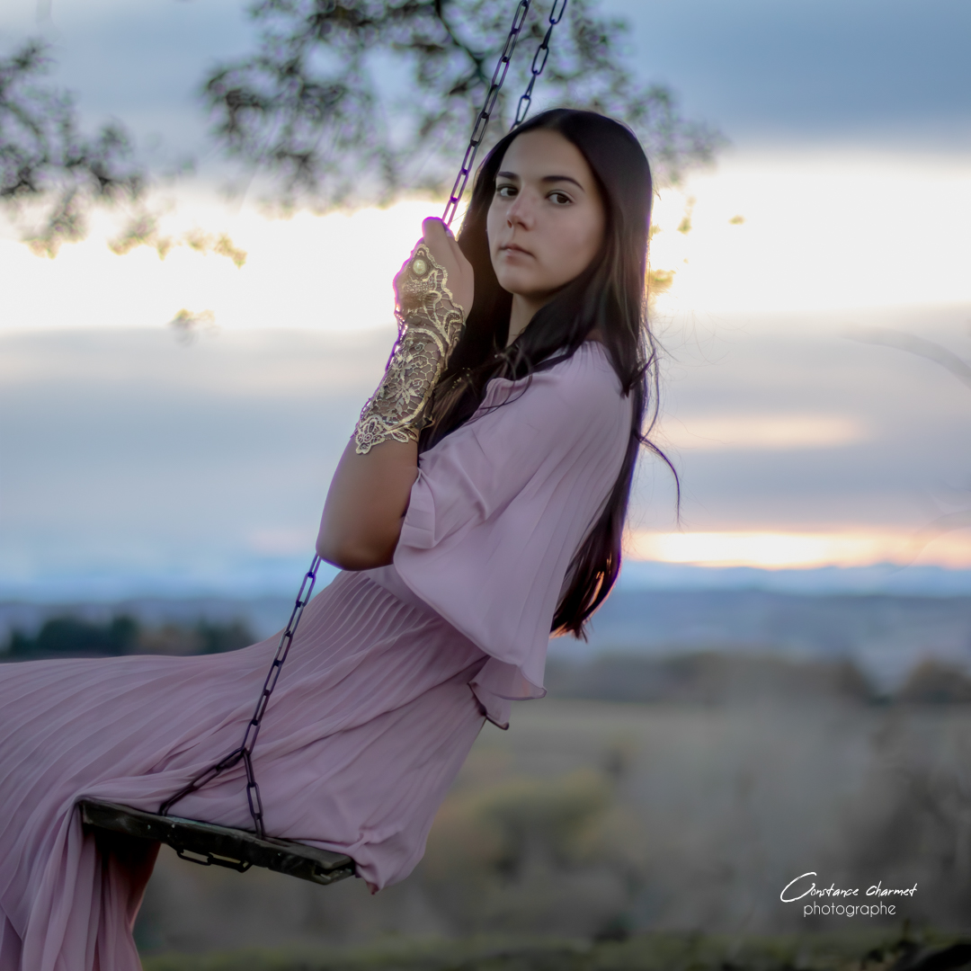 Portrait artiste balançoire poétique couché de soleil Gers
