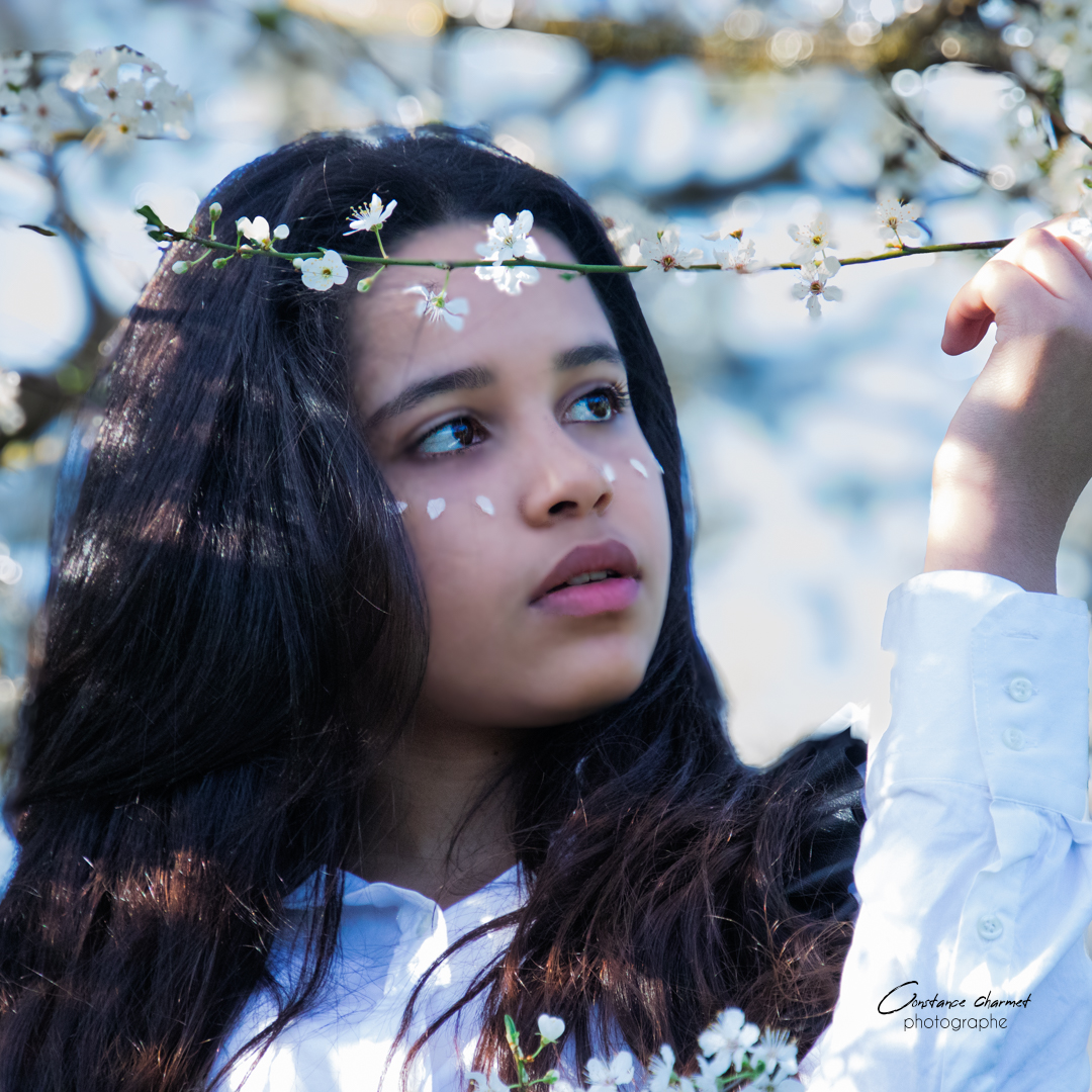 Portrait artistique en extérieur – séance photo nature en Occitanie fleur et floral
