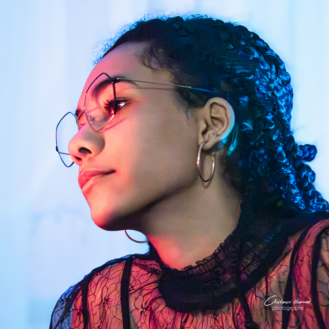 Portrait artiste rouge bleu Paris