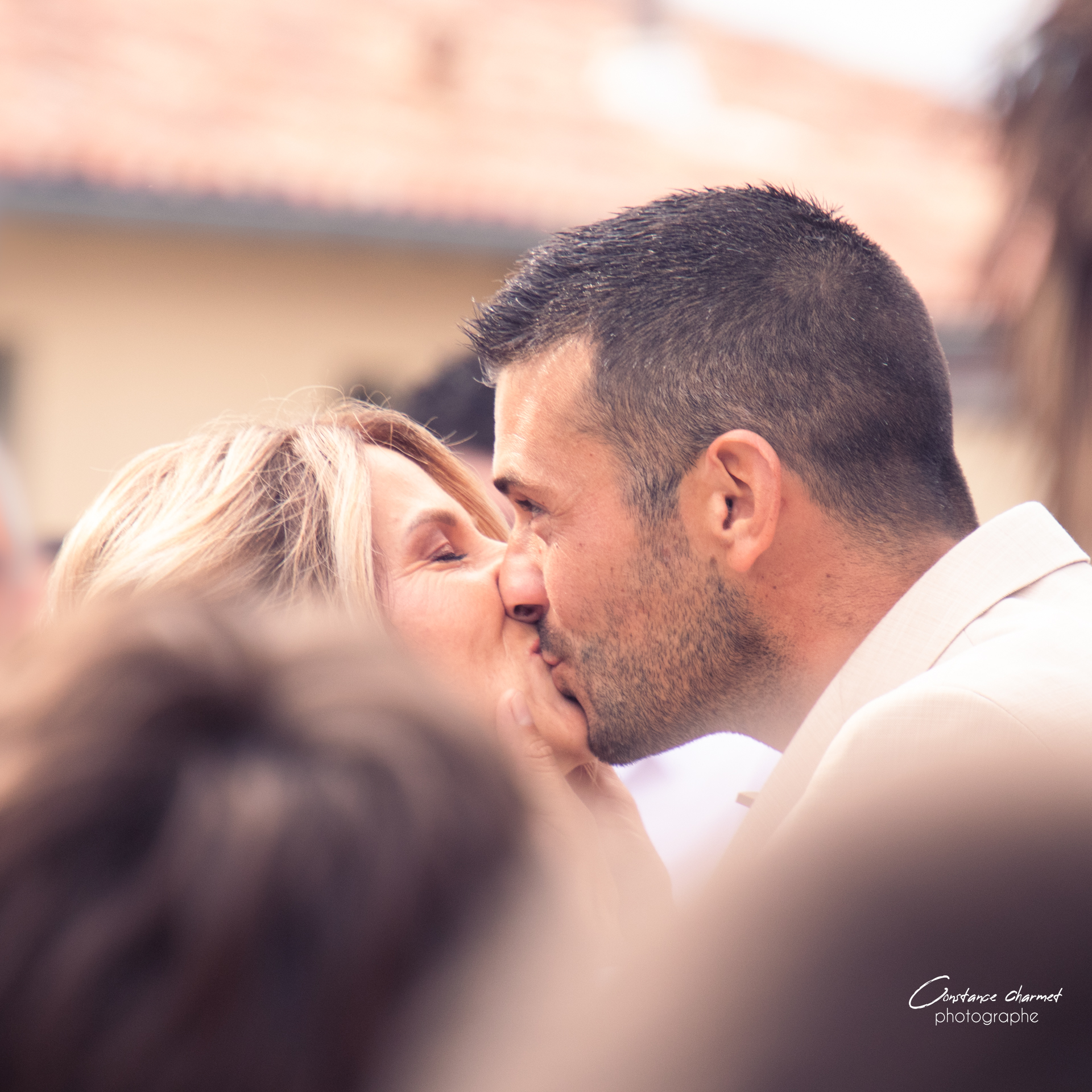 Photographe mariage baisé des mariés