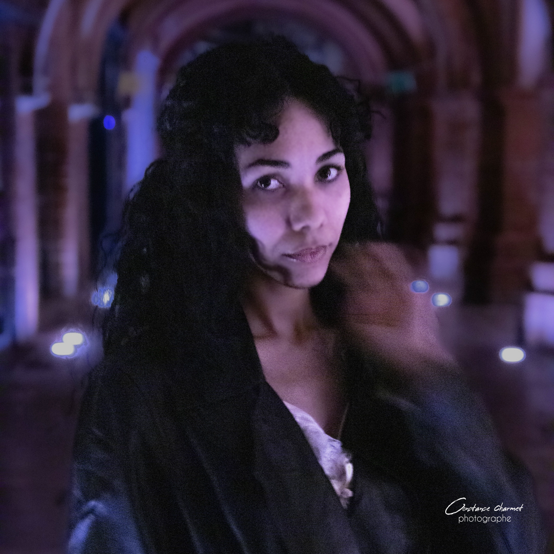 Portrait artistique en lumière nocturne – photographie créative