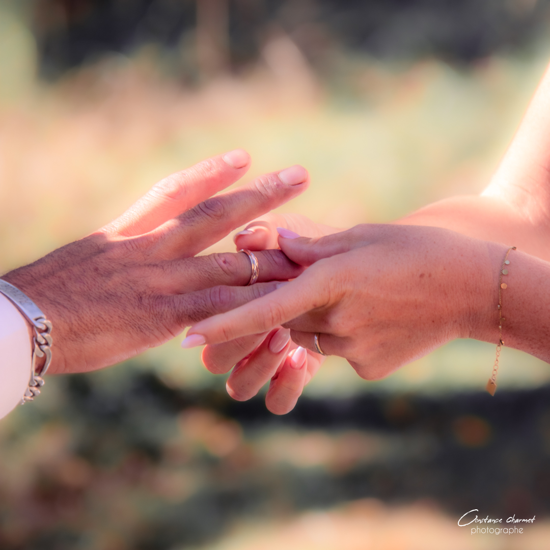 Photographe mariage Occitanie – échange des alliances